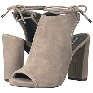 Kenneth Cole Gray Tie Heel